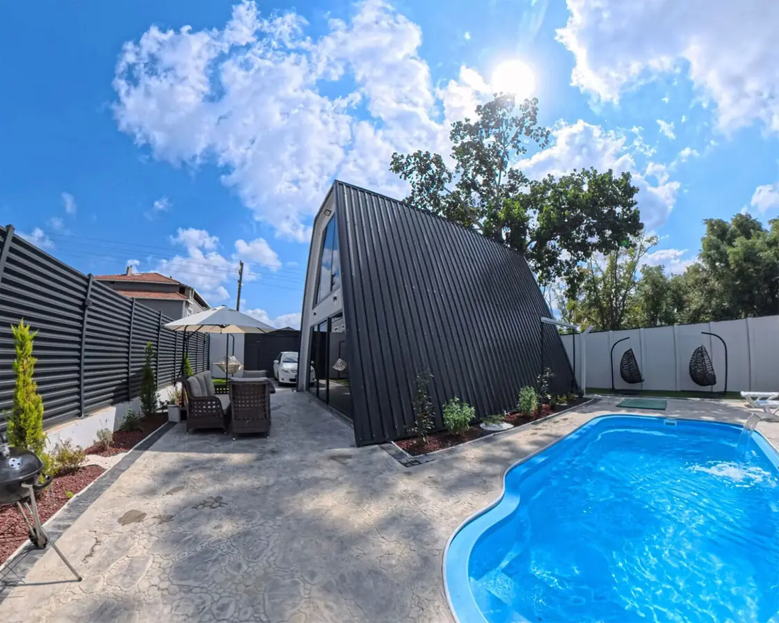 A-frame bungalov, özel havuz, şezlonglar ve hamak