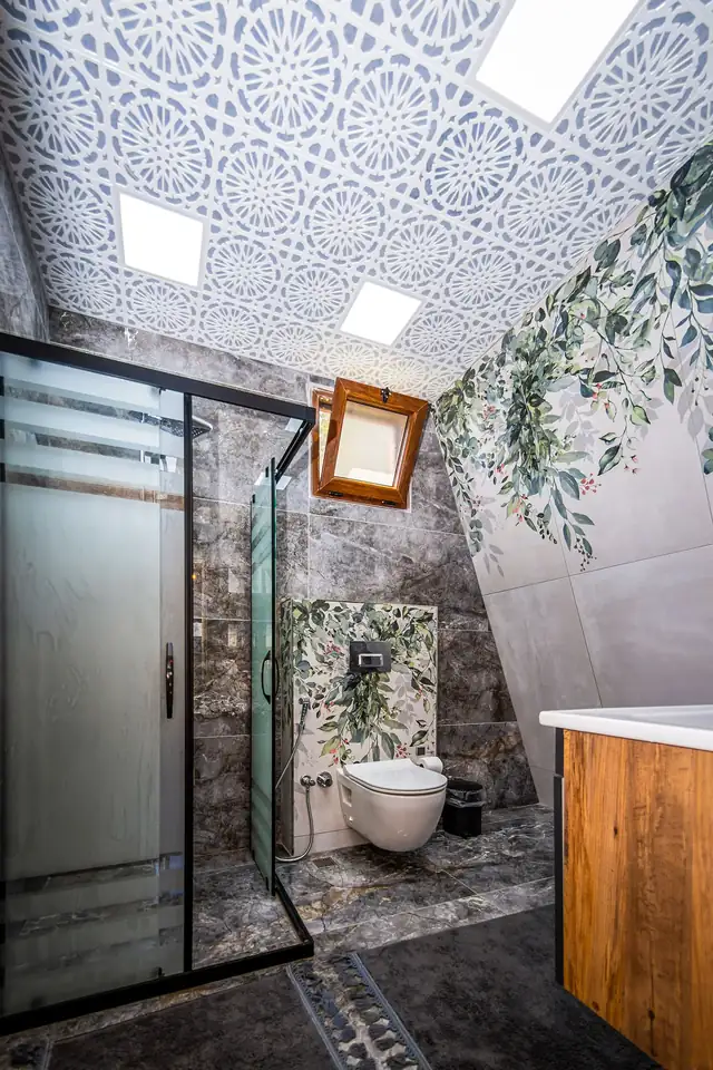 Tropik yaprak desenli duvar kağıdı ve mermer banyo