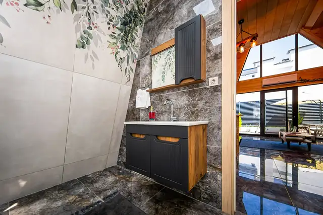 Ahşap ve siyah tonlarda tasarlanmış banyo lavabosu