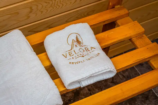 Velora logolu katlanmış beyaz havlular
