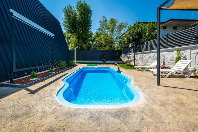 Velora bungalovunun A-çerçeve mimarisi, güneşli günde dış cephe