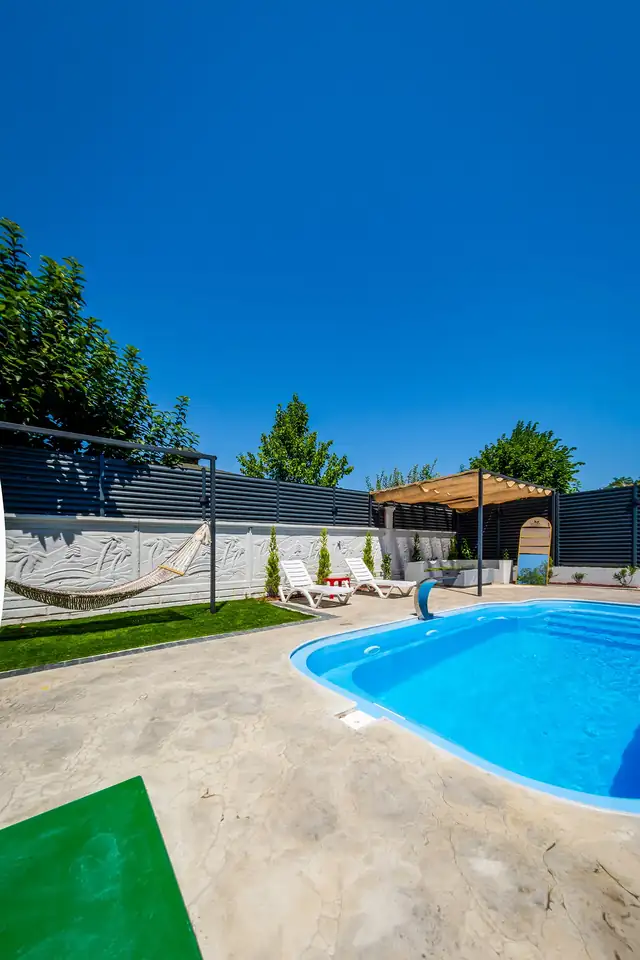 Havuz kenarında şezlonglar, pergola ve oturma grubu