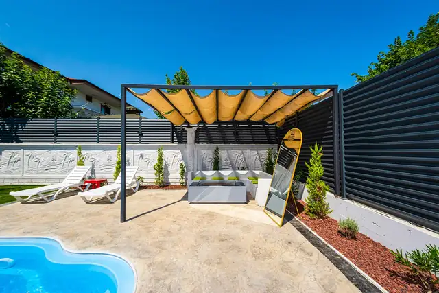 Hasır pergola altında oturma grubu ve boy aynası